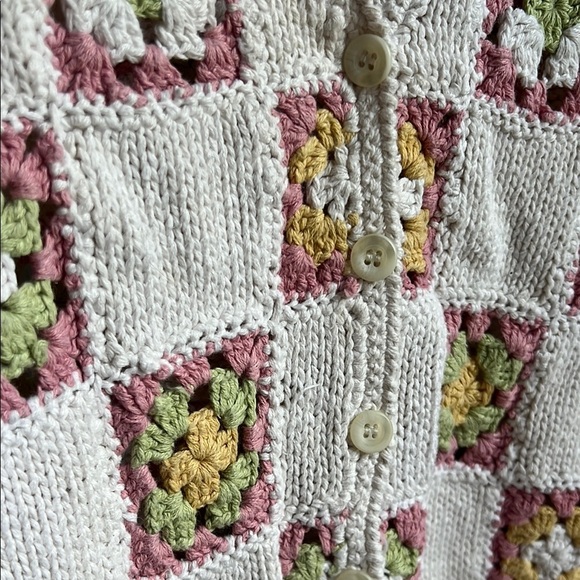 Floral Crochet Button-Up Vest - Cream and Pink Liz Claiborne size 12 - Picture 3 of 4